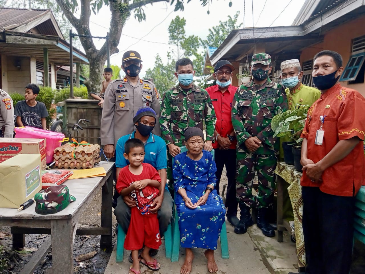 Dandim 0314/Inhil dan Pembina YVB Kunjungi Rumah Nenek Samnah