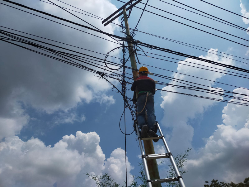 PLN Icon Plus Segel Kabel Ilegal  di Jalan Riau Kota Pekanbaru