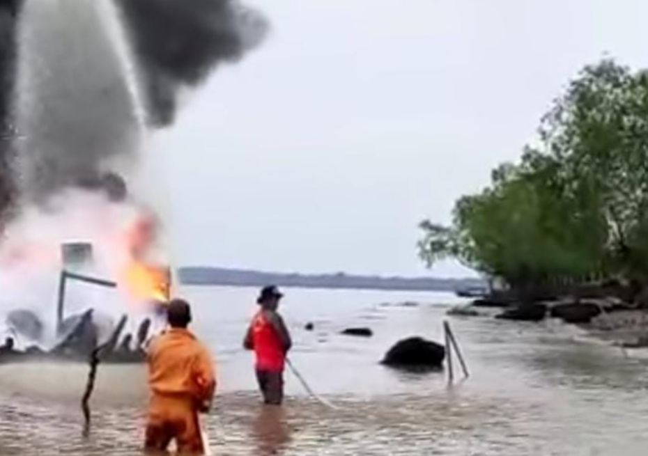 Ponton Seberang Tembilahan Terbakar, Tim DPKP Inhil Sigap Terjun ke Lokasi