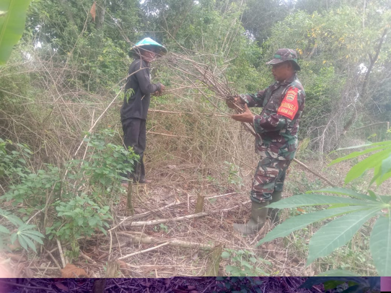 Cegah Kebakaran Hutan dan Lahan, Serka Suandi Patroli Karhutla di Dumai Selatan