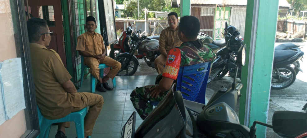Babinsa Koramil 06/Merbau Galang Semangat Komsos di Kampung Pancasila