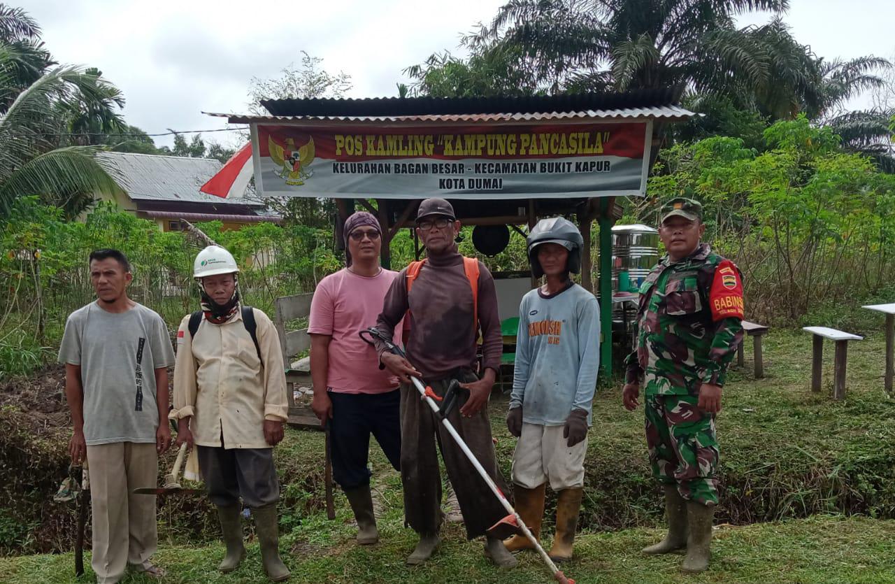 Babinsa Koramil 02 Laksanakan Jumat Bersih Bersama Masyarakat