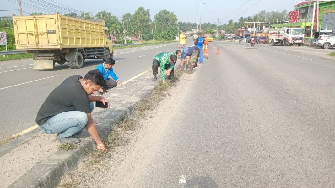 Bersama-sama Dengan Masyarakat, Danramil 02 BK Melaksanakan Gotong Royong