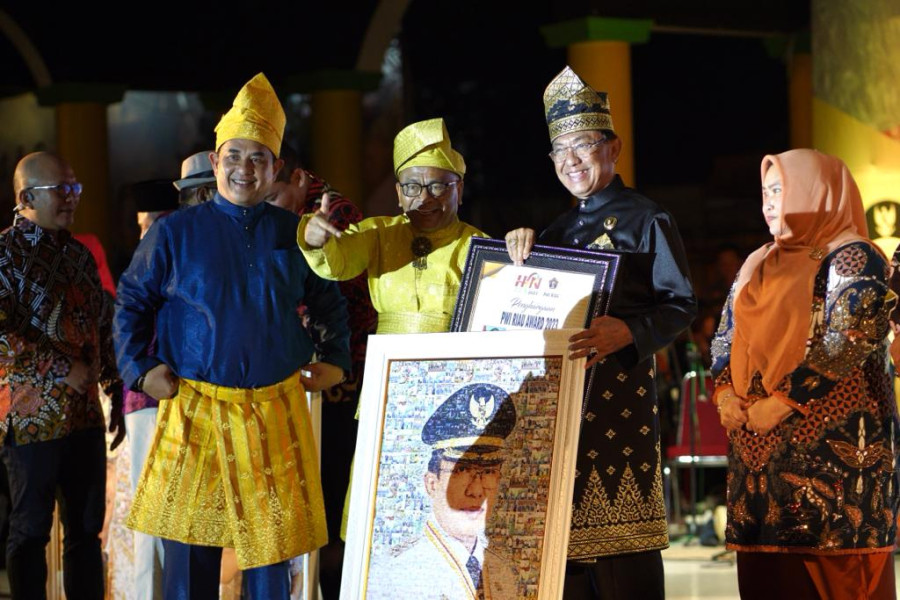 Bupati Inhil Bersama 5 Tokoh dan 11 Perusahaan Terima PWI Riau Award 2023