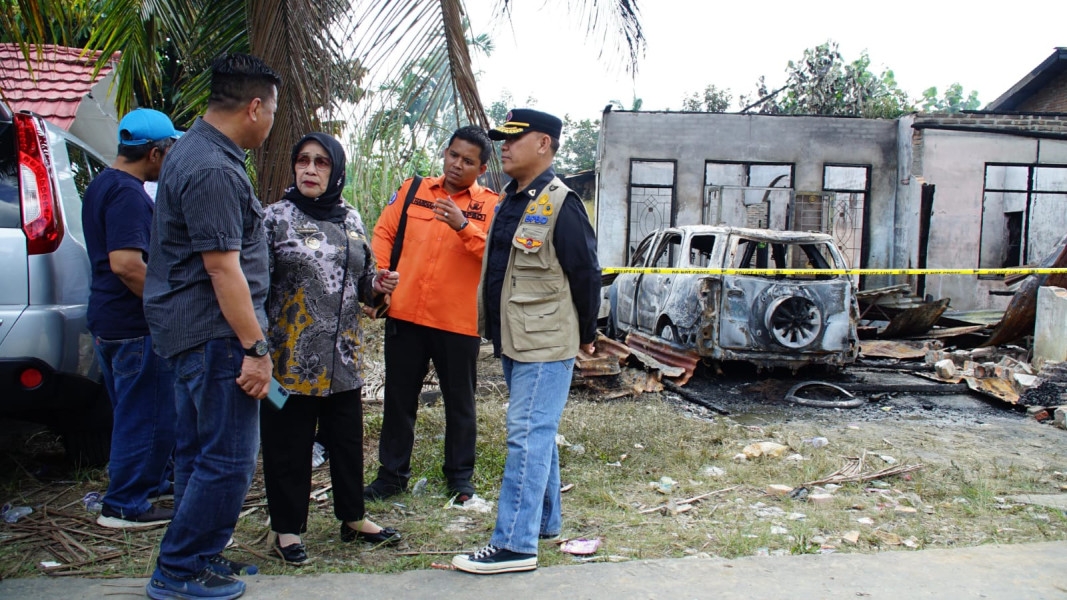 Plt. Bupati Bersama Dandim 0209/LB Tinjau Rumah Warga Yang Ludes Terbakar Dilalap Sijago Merah