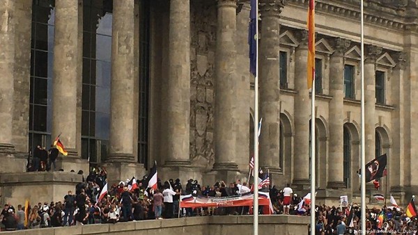 Di Jerman Kalangan Politik Kecam Bendera dan Simbol Nazi di Gedung Parlemen