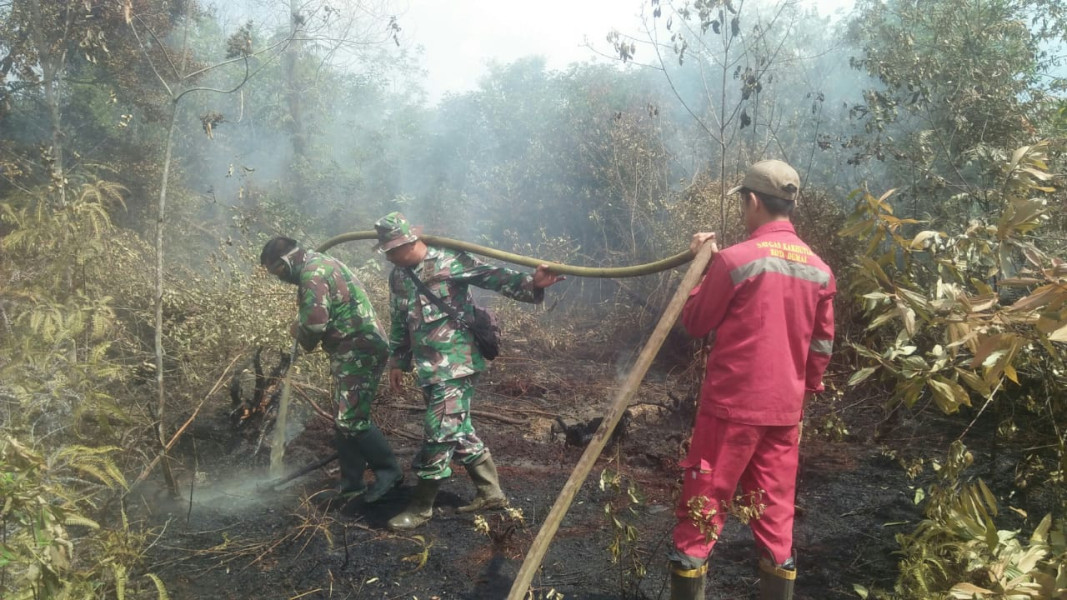 Babinsa PWK 04 dan Tim Satgas Darat Karhutla Laksanakan Pendinginan