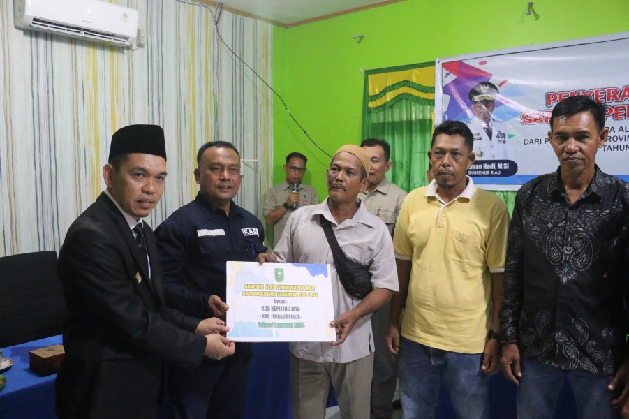 Pj Bupati bersama Kepala DKP Riau Salurkan Bantuan kepada Kelompok Nelayan