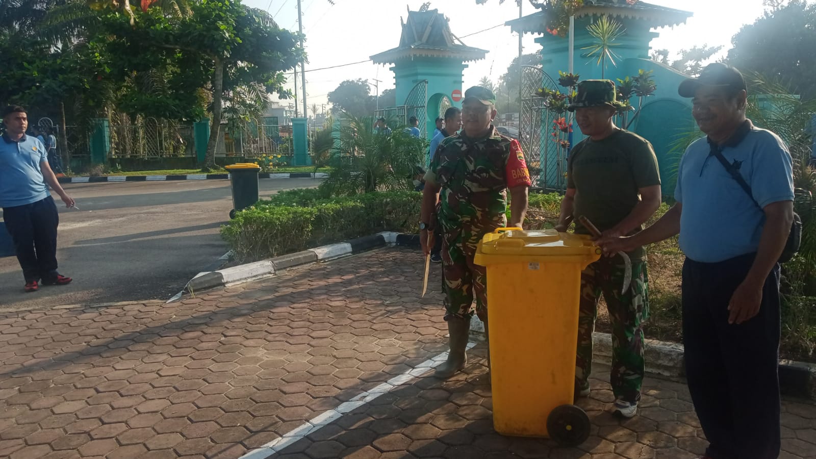 Sertu Sareh Laksanakan Gotong Royong di Mesjid Al Manan