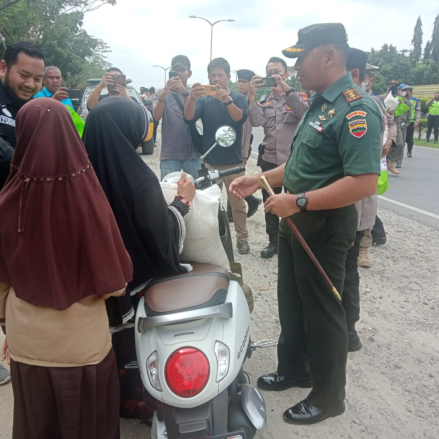 Dandim 0320/Dumai Bagikan Paket Sembako ke Masyarakat