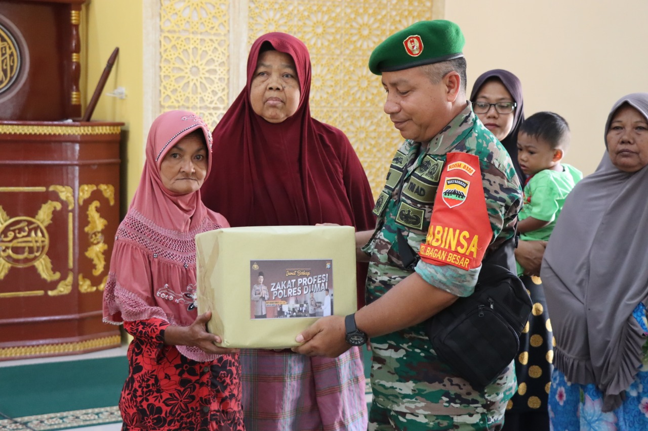 Melalui Personilnya, Koramil 02 Bantu Penyerahan Zakat Profesi