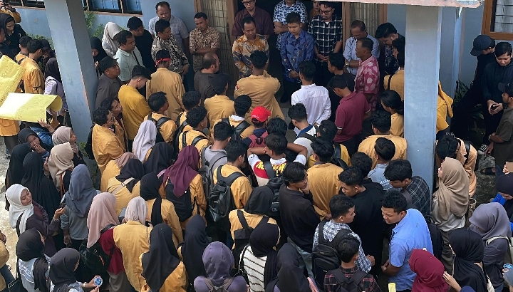 Mahasiswa Tuntut Ketua Yayasan Indra Education College Mundur dari Jabatannya