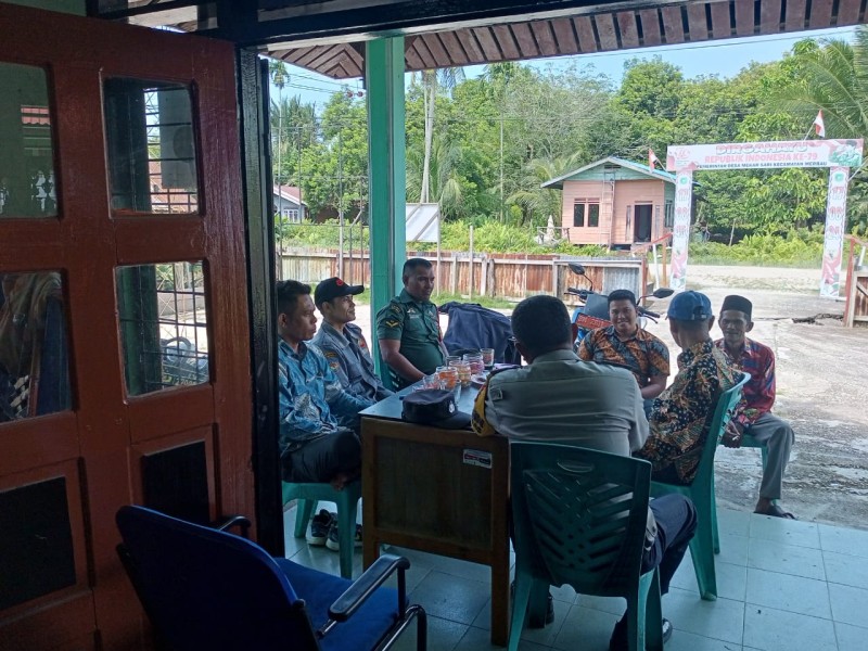 Ciptakan Suasana Kondusif, Babinsa Koramil 06/Merbau Lakukan Komsos