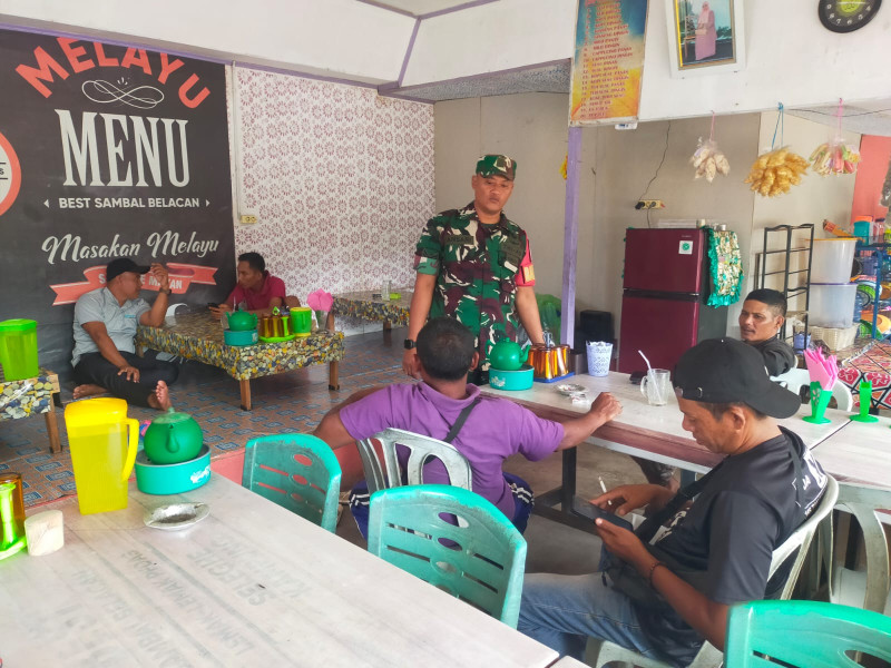 Jaga Keamanan dan Kebersamaan, Babinsa Koramil 06/Merbau Laksanakan Komsos