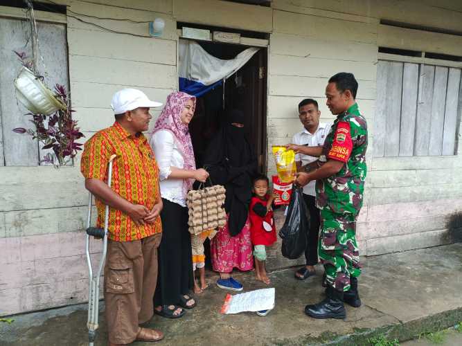 Babinsa Koramil 02 Serahkan Bantuan Untuk Mencegah Stunting