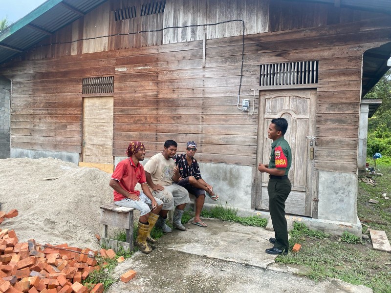 Babinsa Koramil 06/Merbau Pererat Hubungan dengan Warga Lewat Komsos di Kampung Pancasila