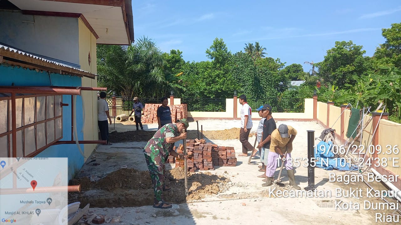 Babinsa Bukit Kapur Bersama Masyarakat Gotong Royong di Mushola Al Amin