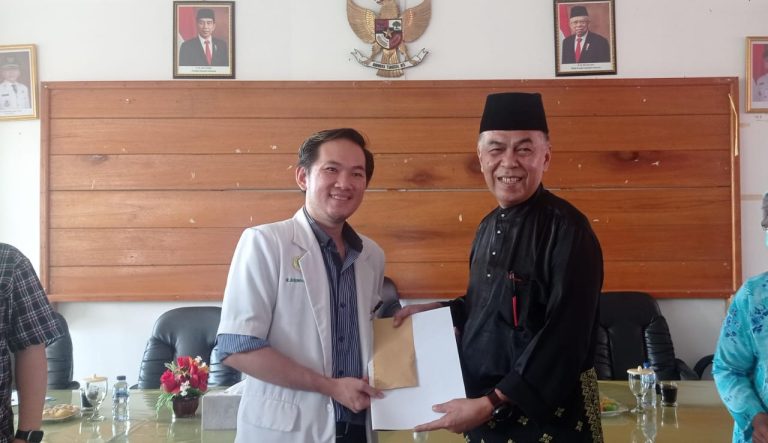 Bupati Natuna Wan Siswandi  Serahkan 6 Unit Mobil Dinas Bagi Dokter Spesialis RSUD Dari PEMDA