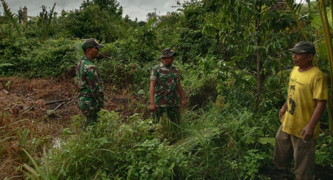 Babinsa Koramil 06/Merbau Rutin Lakukan Patroli Cegah Karhutla di Desa Mengkopot