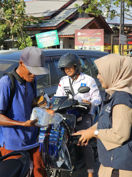 Berbagi Berkah Ramadhan, PLN Icon Plus Sumbagteng Berbagi Takjil Gratis di Padang