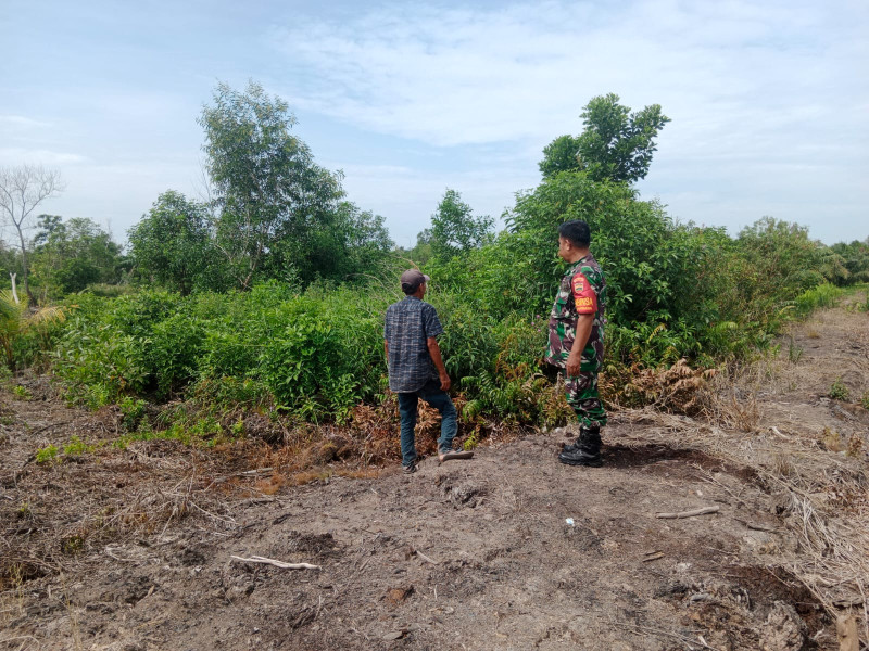 Sertu Mahyudin Cek Wilayah Binaannya Untuk Mencegah Karhutla