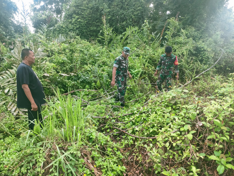 Babinsa Koramil 06/Merbau Lakukan Patroli Rutin Cegah Kebakaran Hutan dan Lahan di Desa Mengkopot