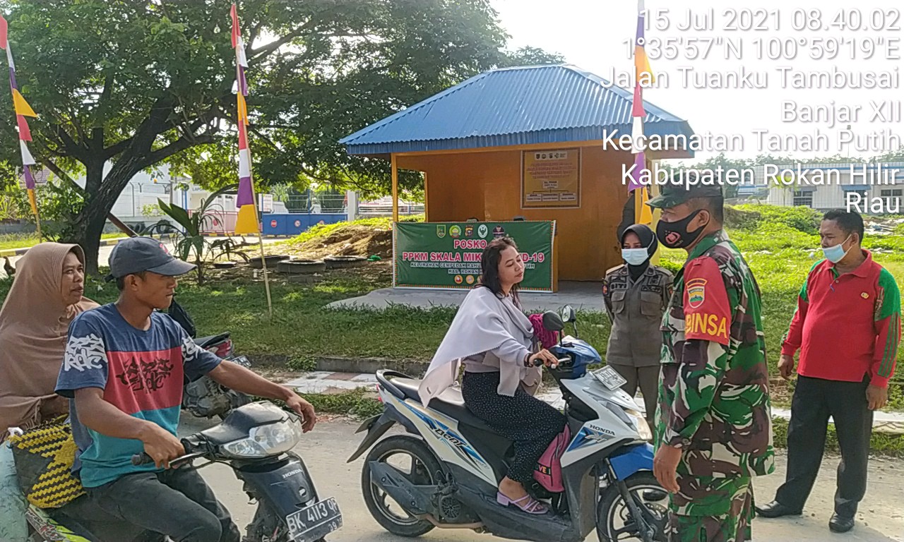 Personel Babinsa Koramil 02/TP Turut Laksanakan PPKM Berbasis Mikro di Jalur 2 Simpang Sola