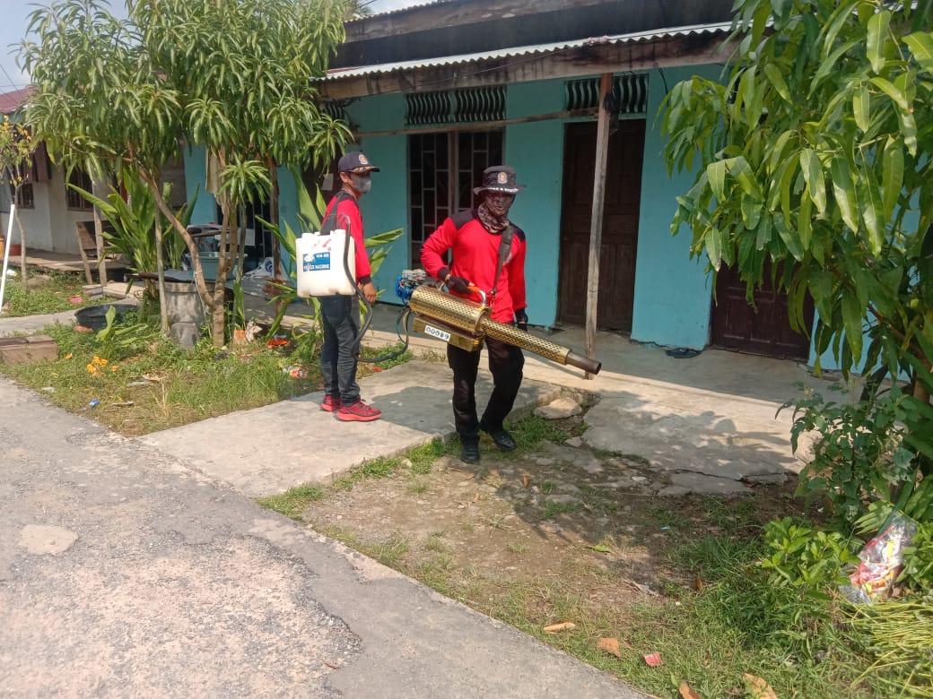 Antisipasi Lonjakan Kasus Covid-19, DPKP Inhil Semprot Disinfektan di Kawasan Tembilahan Hulu