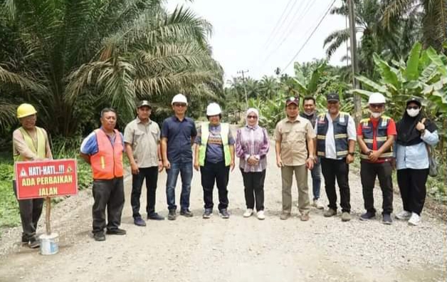 Plt Bupati Bersama Wakil Ketua DPRD Labuhanbatu Tinjau Proyek Pembangunan Jalan di Desa Tebing Linggahara Baru