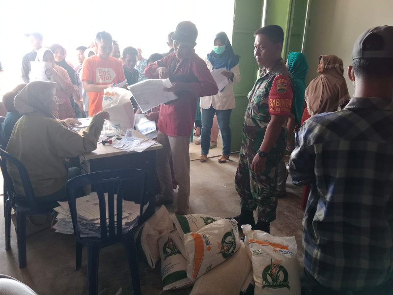 Serda Bambang Irwanto Dampingi Giat Pembagian Bantuan