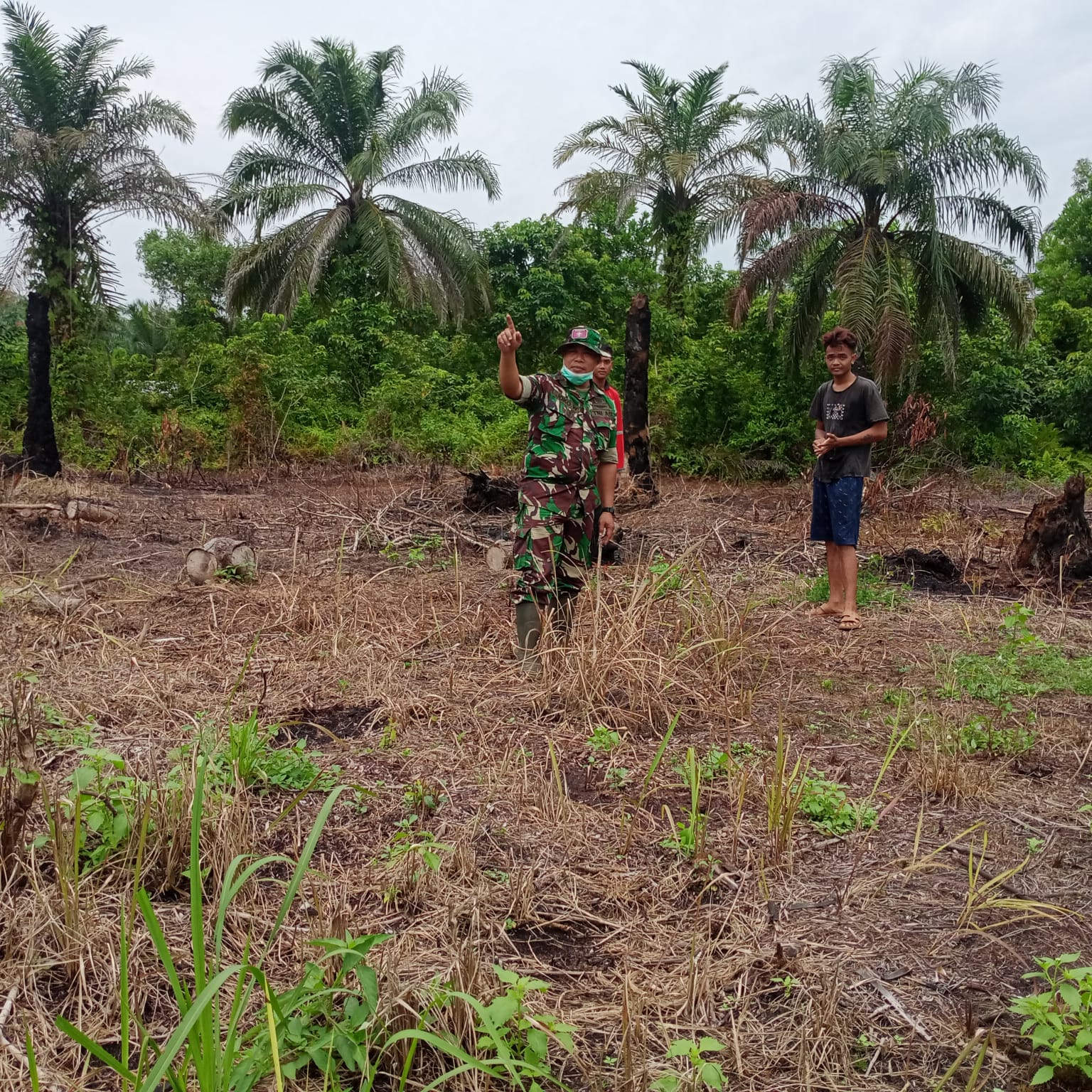 Bersama Masyarakat, Pelda Joko Lakukan Sosialisasi Pencegahan Karhutla