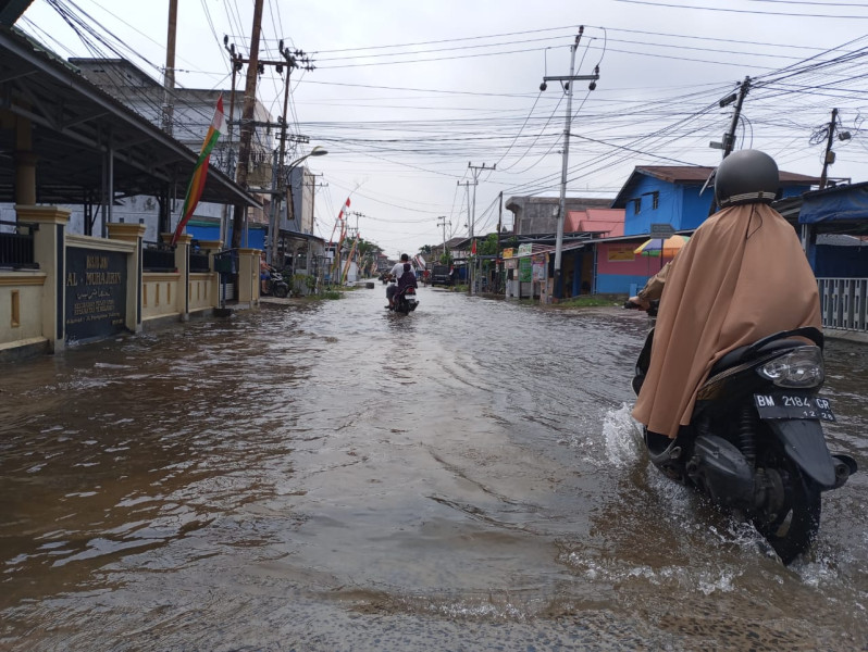 Sejumlah Ruas Jalan di kota Tembilahan Tergenang Air saat Turun Hujan