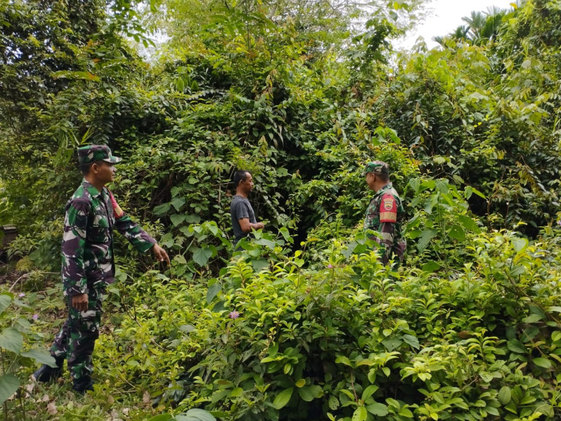 Antisipasi Karhutla, Babinsa Koramil 06/Merbau Gelar Patroli di Desa Teluk Ketapang