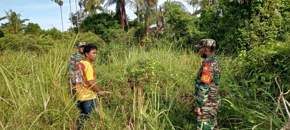 Babinsa dan Warga Selat Akar Gencarkan Patroli Karhutla Cegah Kebakaran