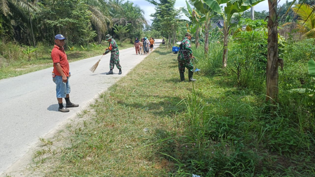 Babinsa Koramil 02/BK Bersihkan Bahu Jalan dan Tugu Perbatasan Menjelang HUT RI