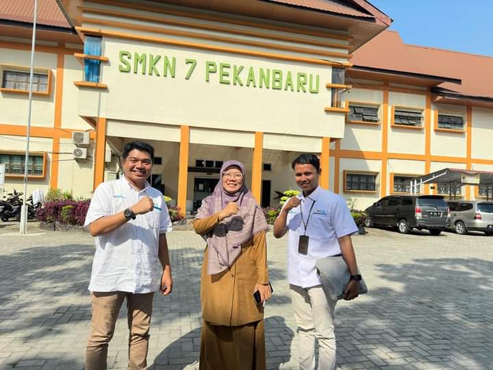 PLN Icon Plus Sumbagteng Dukung Program SMKN 7 Pekanbaru Berbasis TIK