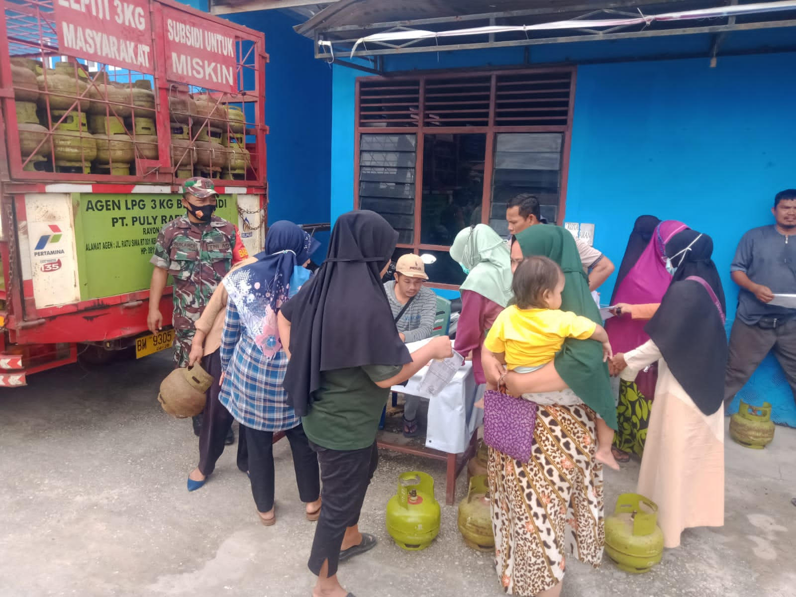 Pastikan Operasi Pasar Berjalan Aman, Serma Sukardi Ikut Kegiatan