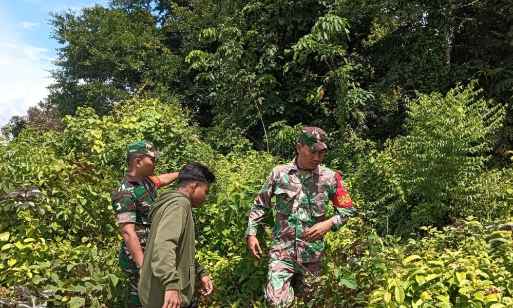 Larangan Bakar Lahan Disampaikan Sertu Aldo Saat Patroli Karhutla di Meranti