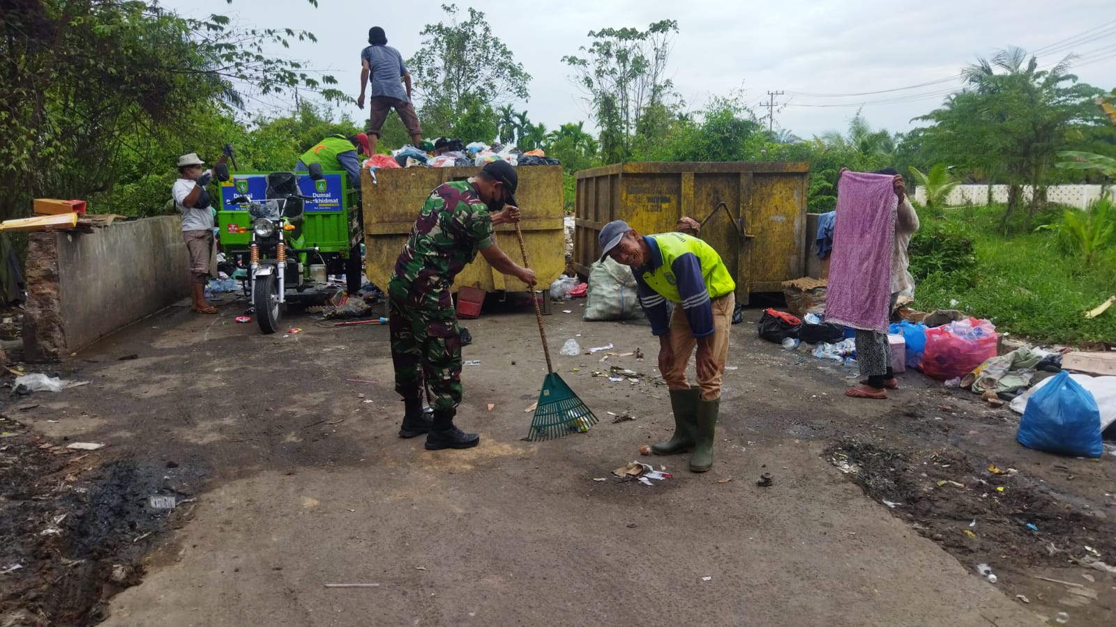 Sertu Abu Kasim Melaksanakan Giat Goro Bersama Masyarakat