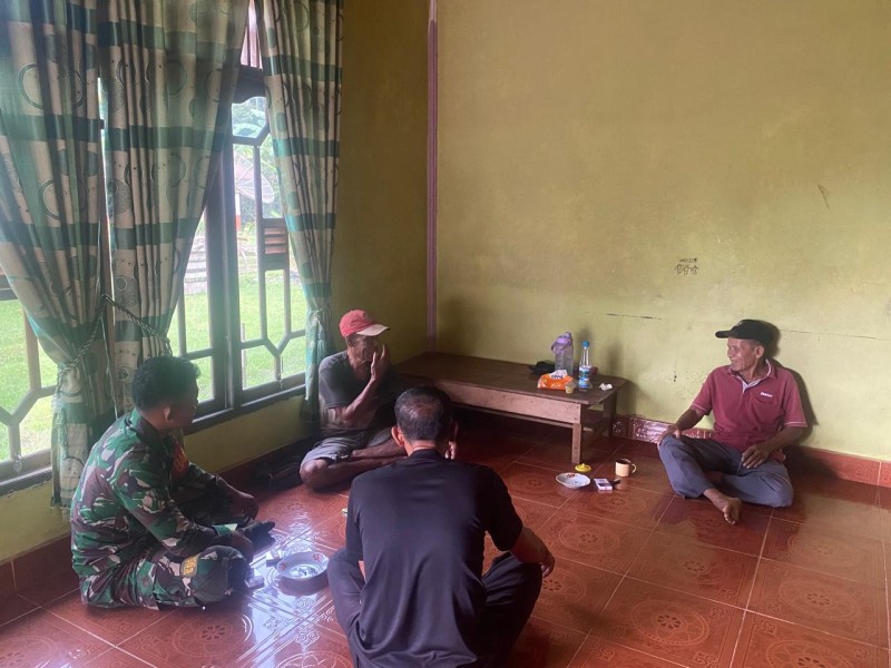 Hidupkan Semangat Pancasila, Babinsa Ajak Warga Teluk Belitung Jaga Kebersamaan dan Lingkungan