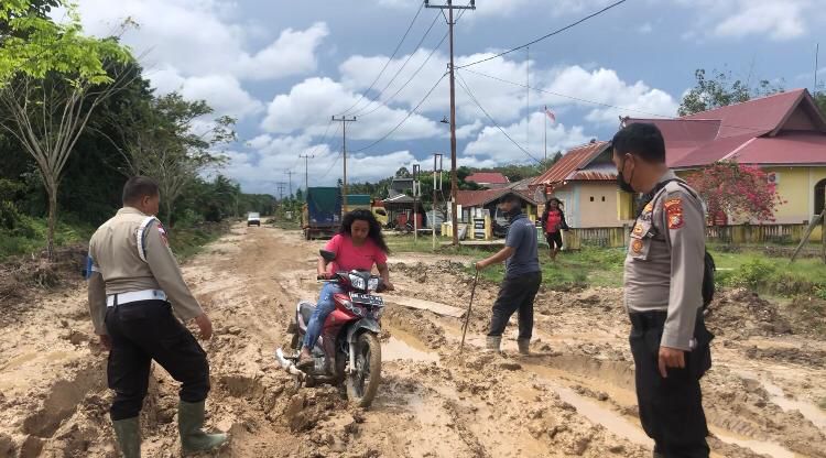 Kapolres Bengkalis AKBP Indra Wijatmiko, S.I.K Kerahkan Personil Bantu Jalan Masyarakat Yang Rusak Parah