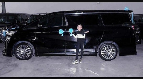 Di Usia 12 Tahun, Youtuber Cilik Ini Bisa Beli Toyota Vellfile