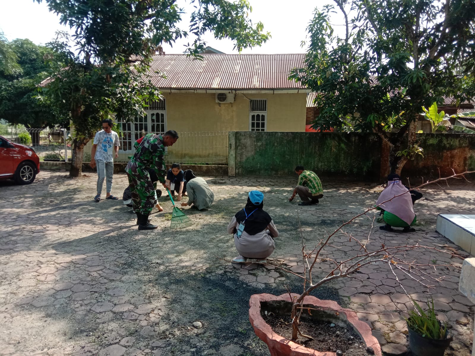 Bersama Mahasiswa KKN, Sertu Ramli Bersihkan Kantor Lurah