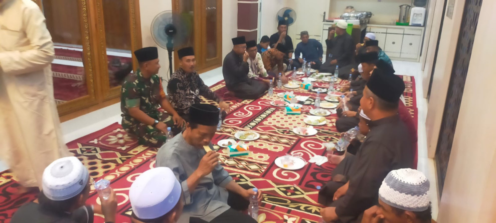 Bertempat di Mesjid Al Hakim, Sertu Jumat Desmanto Hadiri Giat Buka Puasa Bersama