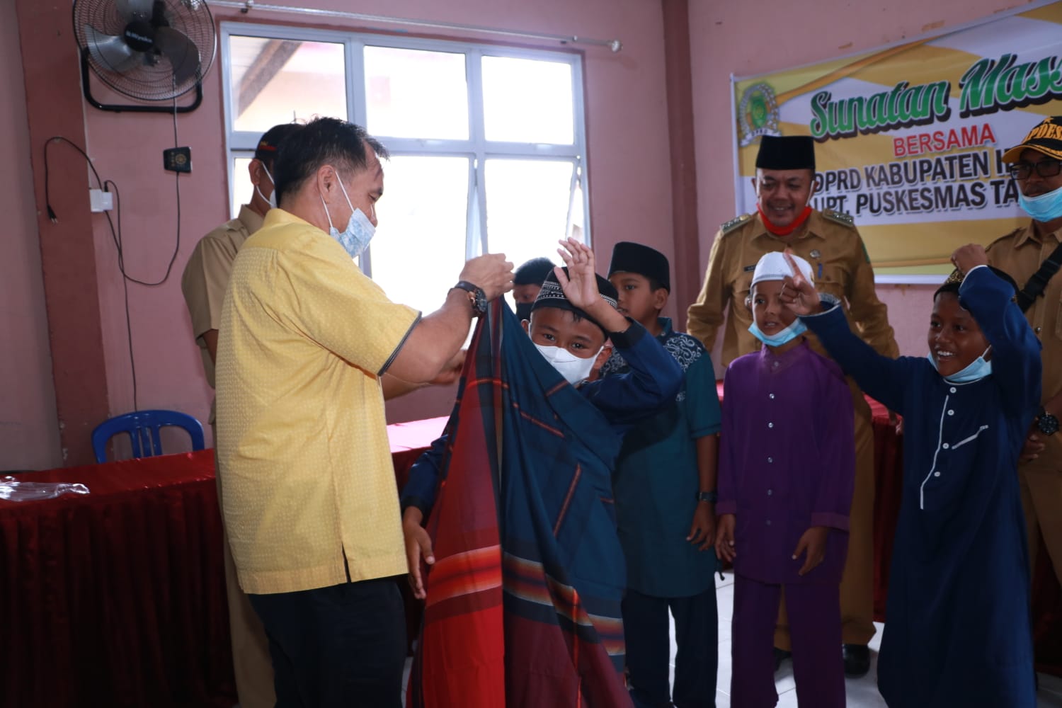 Ketua DPRD Inhil Sunat Anak-anak Kecamatan Tanah Merah