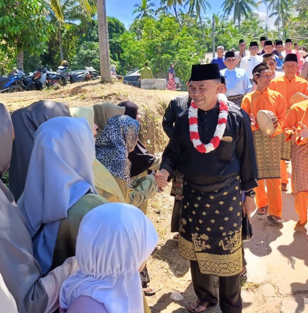 Bupati Natuna Berkunjung Di Desa Batu Gajah Untuk Menyambung Tali Silaturahmi  Dengan Masyarakat