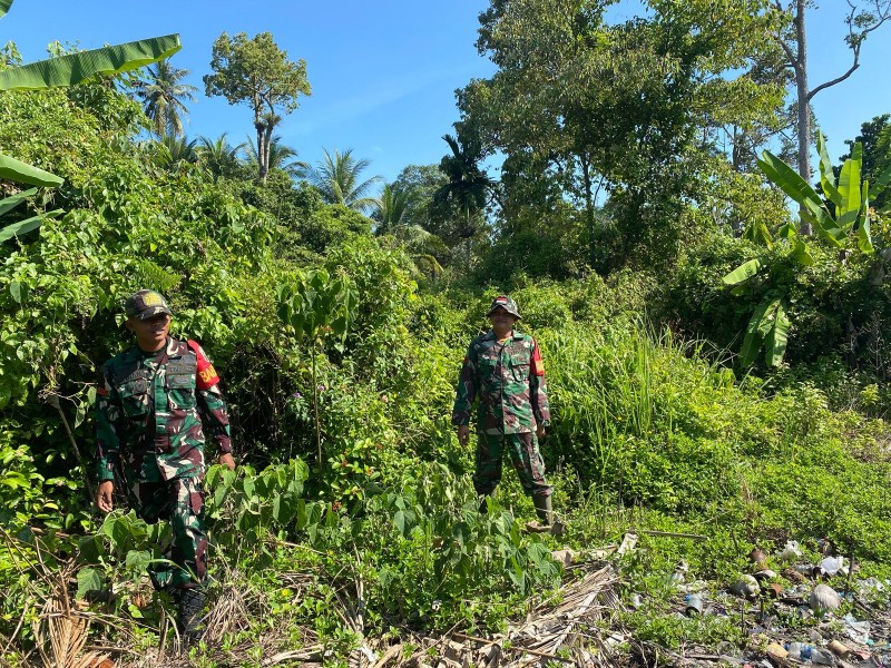Babinsa Ingatkan Bahaya Karhutla Lewat Komsos di Desa Mengkirau