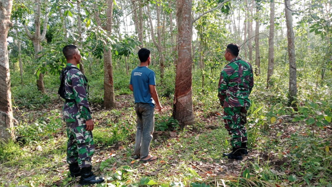 Patroli Rutin Dari Babinsa Koramil 06 Merbau di Wilayah Binaannya