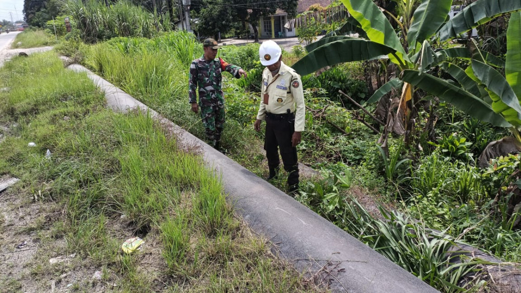 Babinsa dan Security Pertamina Beri Himbauan Tegas Terkait Keamanan Pipa Minyak di Bukit Kapur