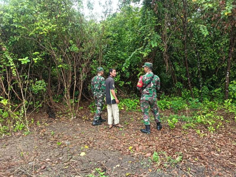 Babinsa Koramil 06/Merbau Rutin Lakukan Patroli Karhutla di Desa Tanjung Pisang